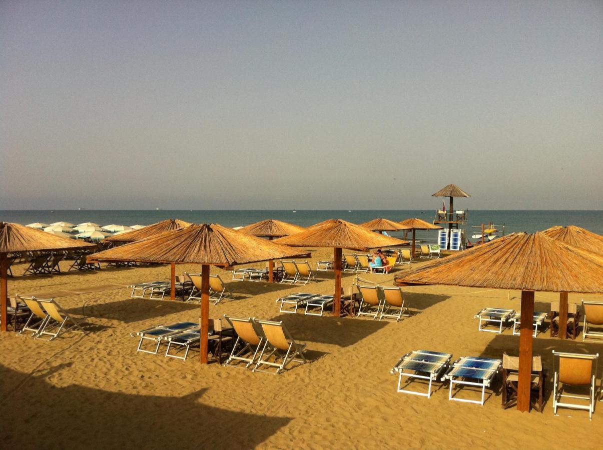 Oasi Del Mare Aparthotel Tirrenia Buitenkant foto